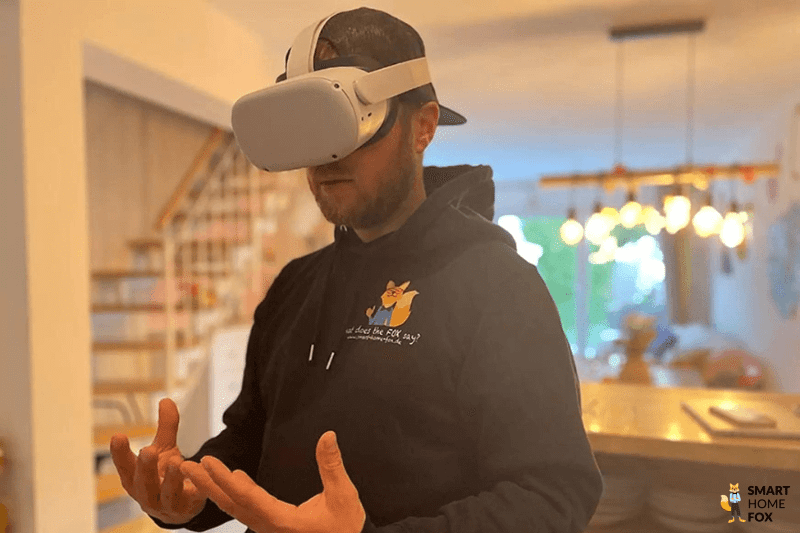 Ein Mensch trägt gerade die Oculus Quest 2 Brille von Meta auf dem Kopf